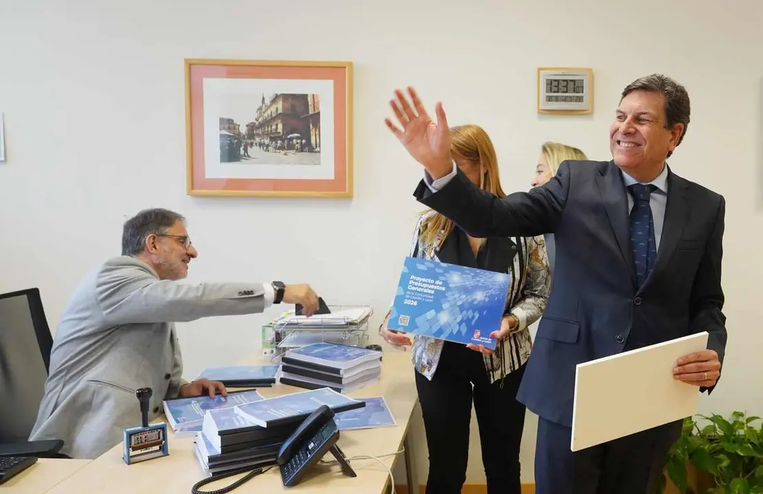 El consejero de Economía y Hacienda, Carlos Fernández Carriedo, registra en las Cortes el Proyecto de Presupuestos Generales de la Comunidad de Castilla y León para el año 2026.