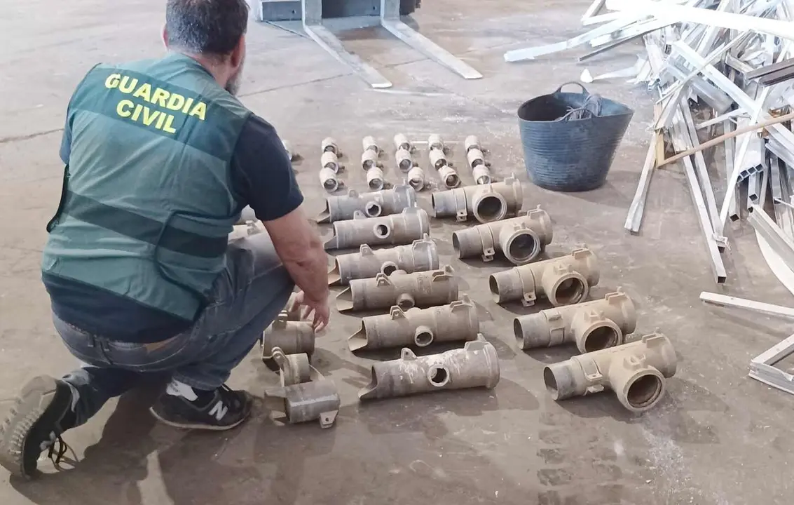 Efectivos de la Guardia Civil, junto a parte del material recuperado.