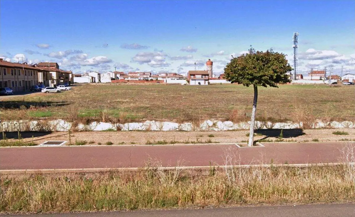 Santa María del Páramo aprueba dos convenios de desarrollo urbanístico que permitirán liberar 52 parcelas para viviendas.