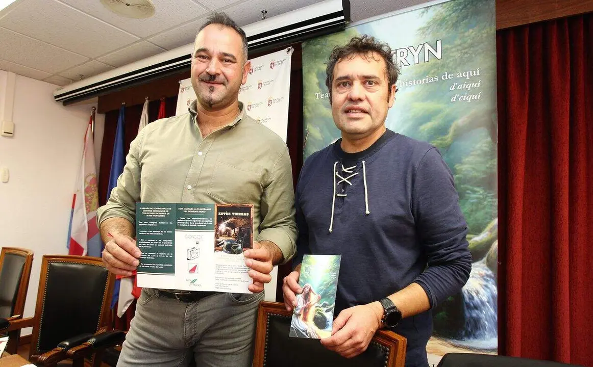 El diputado de Cultura, Arte y Patrimonio, Emilio Martínez Morán (I), junto al responsable de la compañía Nath Teatro, Andrés Campelo (D), durante la presentación de la campaña de teatro escolar ‘Thea Tryn’
