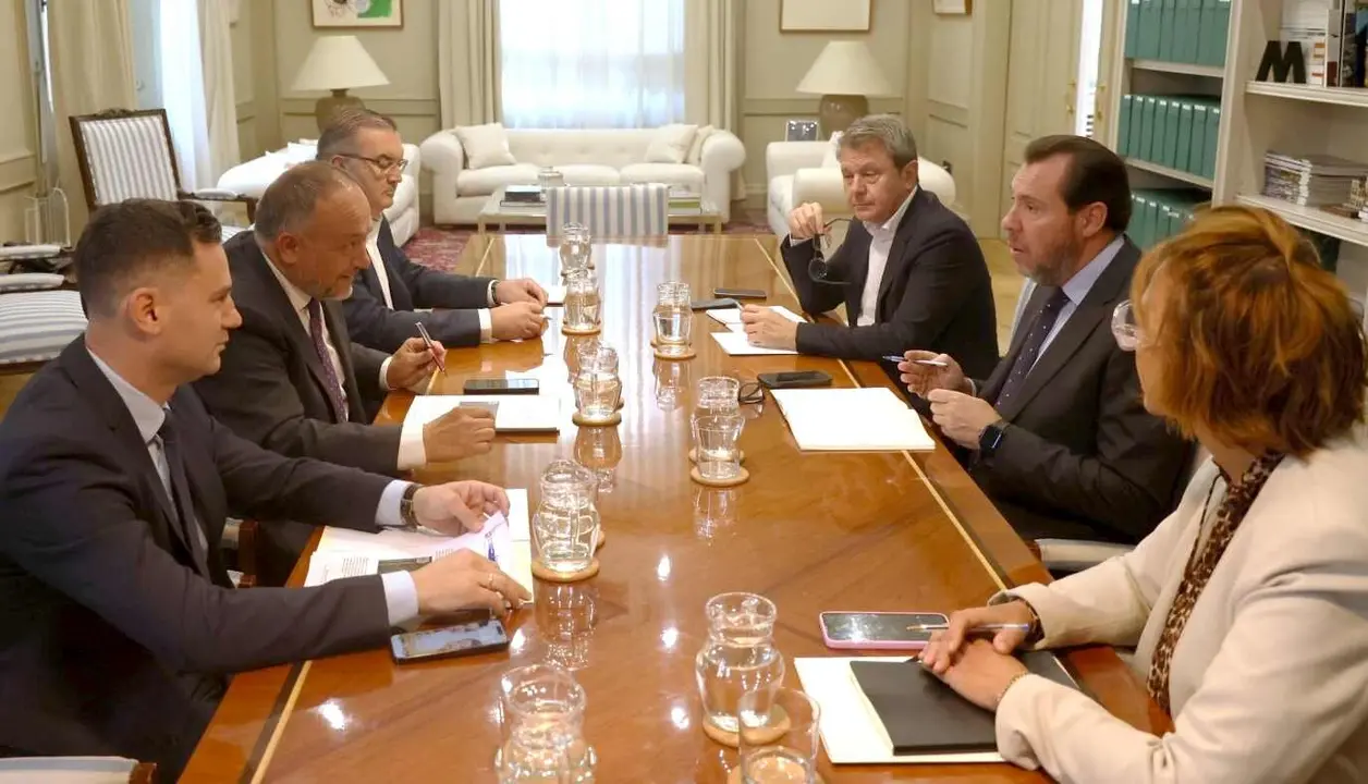 El leonesista Roberto Aller, al fondo a la izquierda, durante la reunión con el ministro Puente.