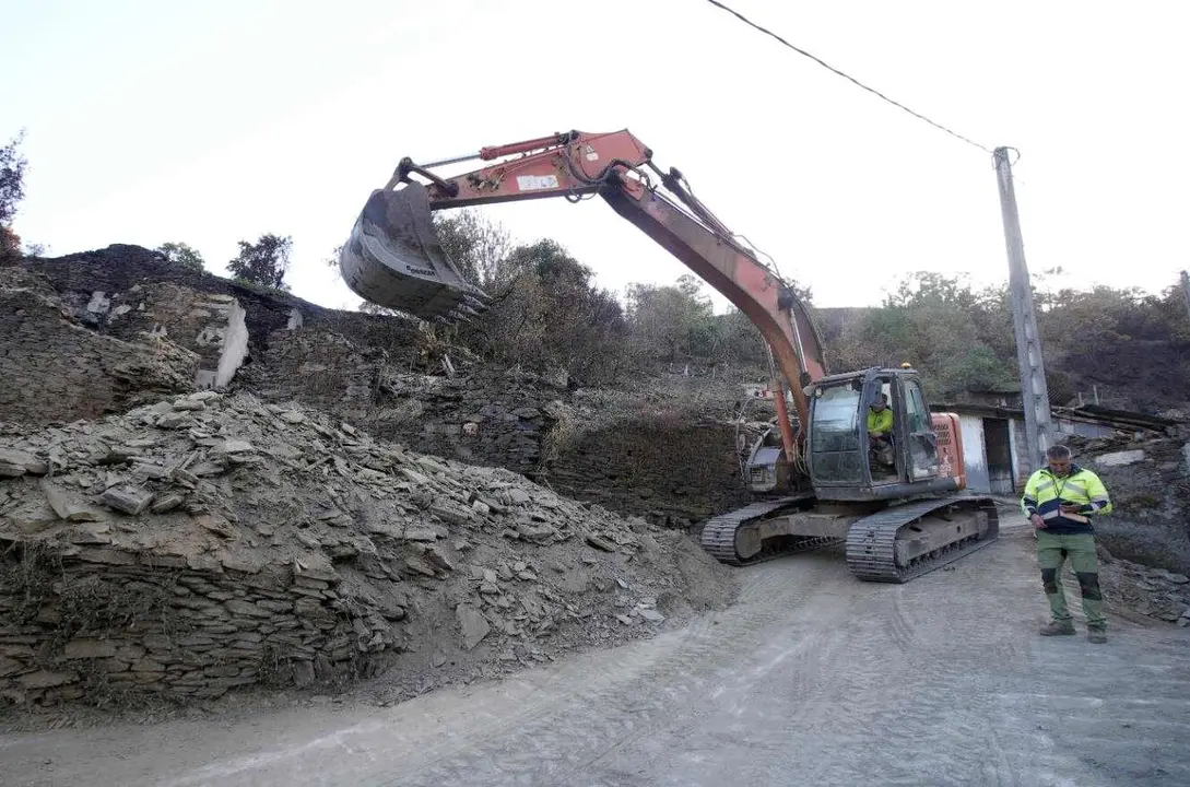 La Junta destinará 6,6 millones de euros a la reconstrucción íntegra de Lusio, afectada por los incendios forestales de este verano. El Gobierno autonómico reconstruirá nueve viviendas “devastadas” y construirá tres edificaciones más que cederá al Ayuntamiento para “fomentar el arraigo en el medio rural”. Foto: César Sánchez