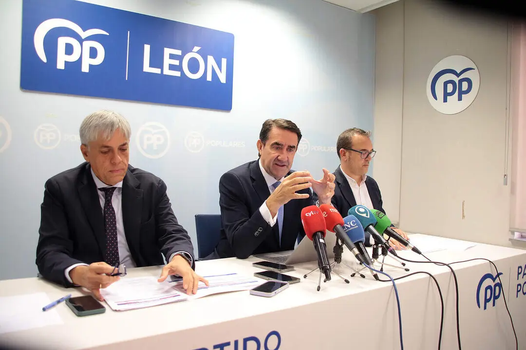 El presidente del PP de León, Juan Carlos Suárez-Quiñones, presenta el contenido del proyecto de ley de Presupuestos Generales de la Junta para el año 2026 en la provincia.