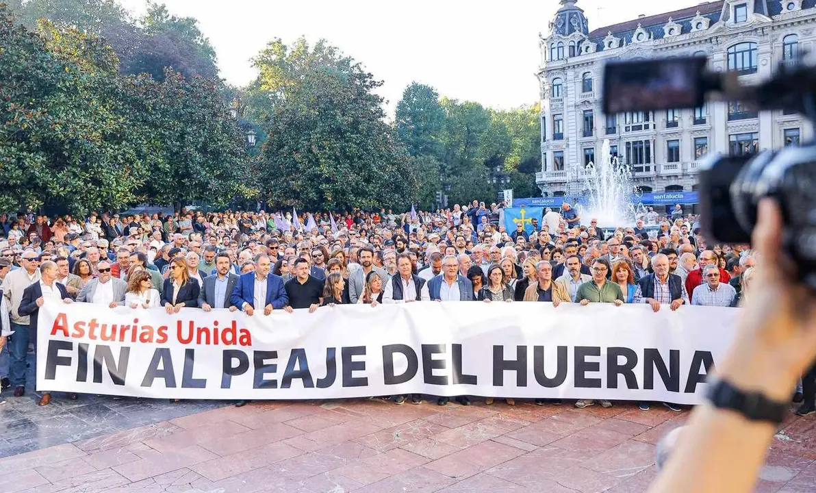 Miles de personas recorrieron las calles de la capital asturiana en una manifestación sin precedentes, con la presencia de ciudadanos leoneses, sindicatos, empresarios y representantes políticos que reclamaron una conexión libre de peaje entre ambas regiones.