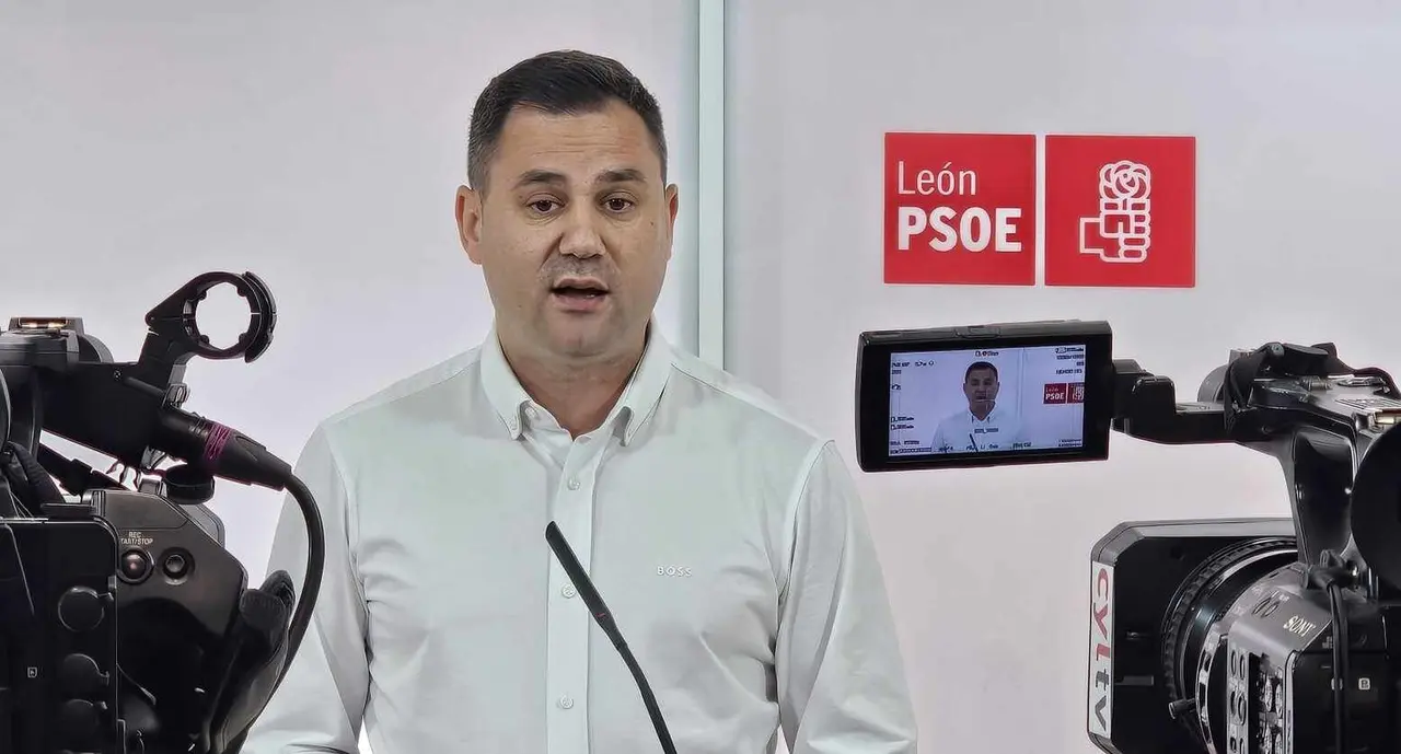 Javier Cendón, durante una rueda de prensa en la sede socialista.