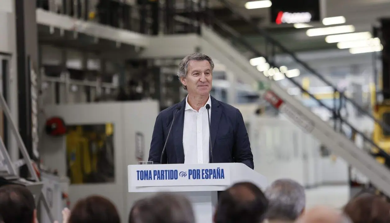 El presidente del Partido Popular, Alberto Núñez Feijóo; el presidente del partido en Castilla y León, Alfonso Fernández Mañueco, y el presidente provincial, Benito Serrano, participan en un acto con autónomos en Soria.