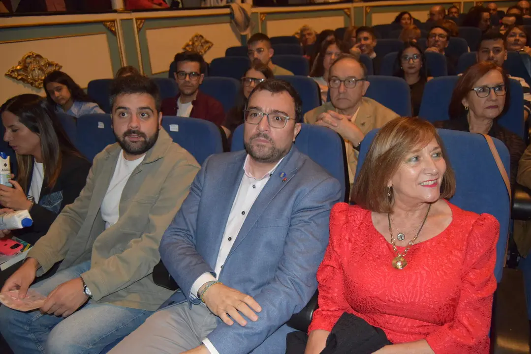 La vicesecretaria general del PSCyL y viceportavoz en las Cortes, Nuria Rubio; el presidente de Asturias, Adrián Barbón; el secretario general de Juventudes Socialistas de Castilla y León, Diego Vallejo, y la alcaldesa de Peñaranda de Bracamonte, Carmen Ávila, atienden a los medios antes del acto de entrega de los Premios Benedicta Rodríguez Álvarez.