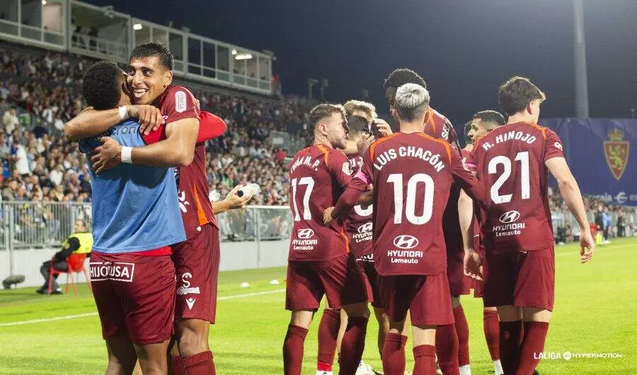 Los jugadores de la Cultural celebran uno de los goles