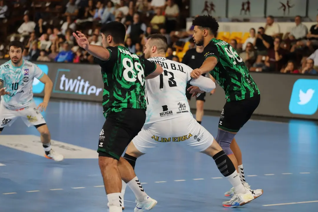 Todo dispuesto en el Ademar para una nueva batalla. Foto: Isaac Llamazares