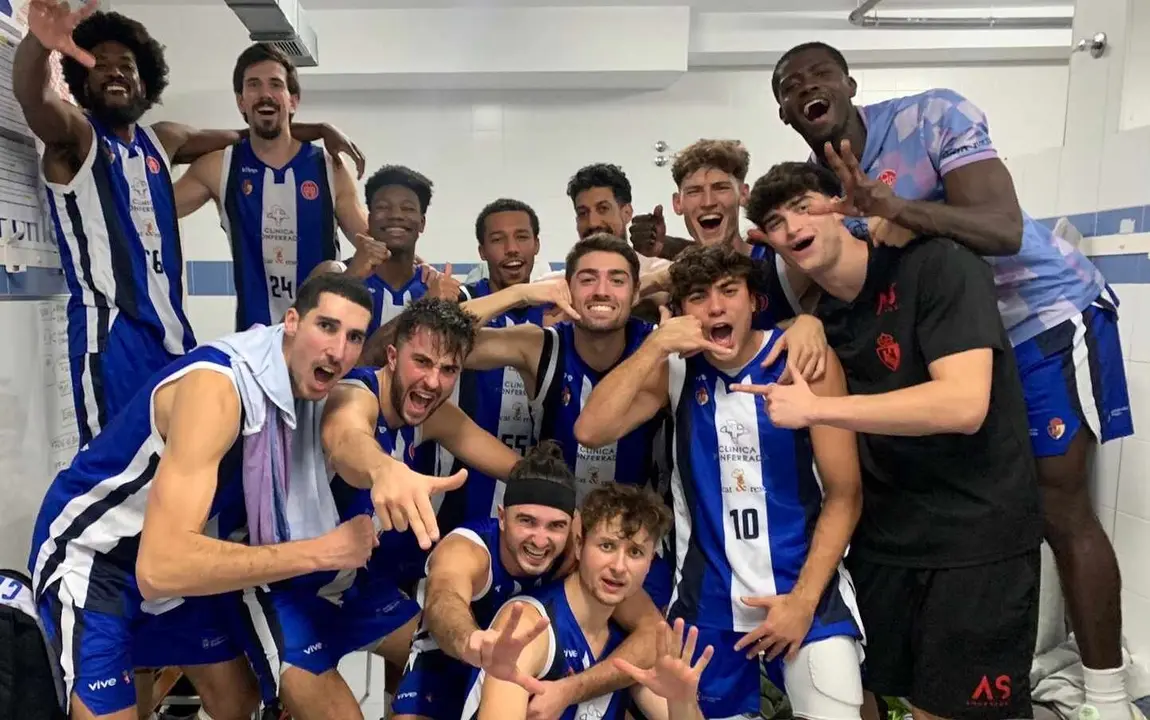 El Clínica Ponferrada celebra por todo lo alto su victoria.
