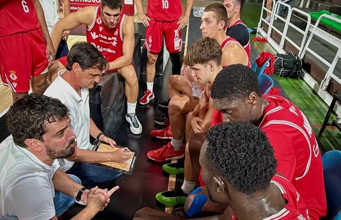 Luis Castillo da instrucciones a sus jugadores durante un partido.