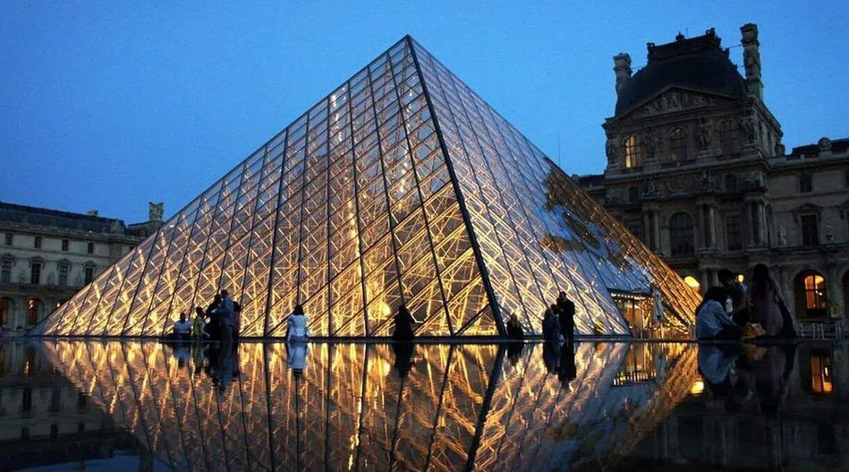 Imagen de la entrada del museo del Louvre.