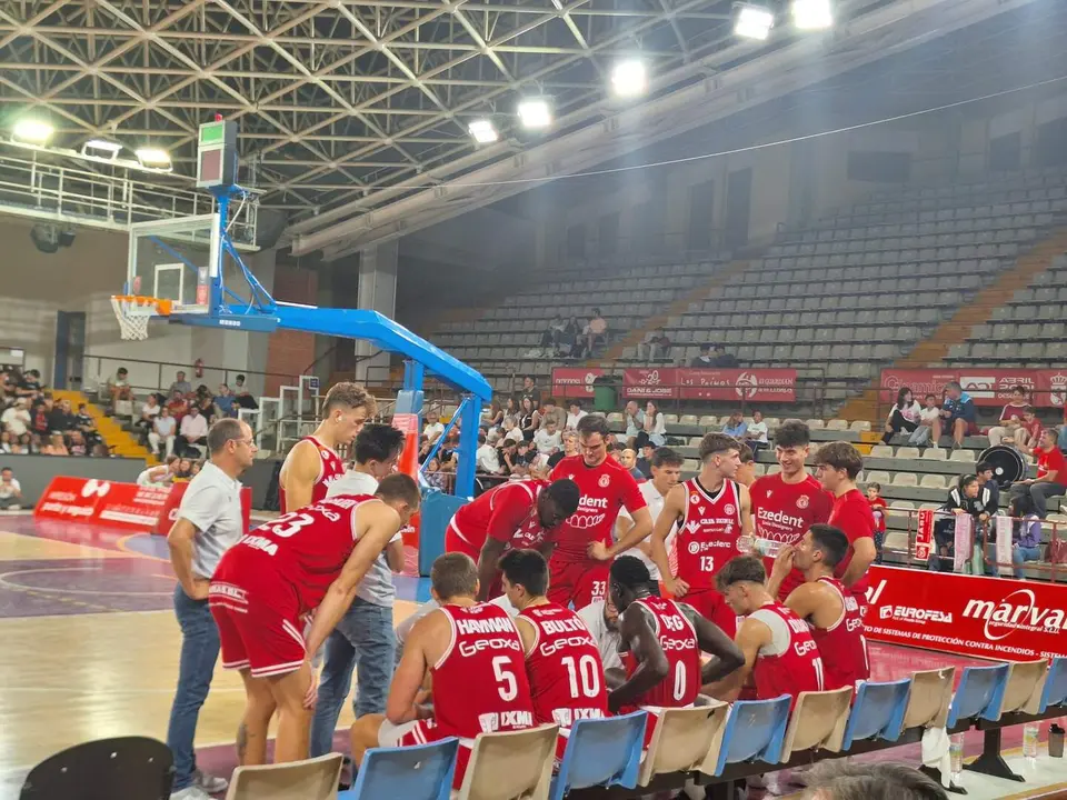 Imagen de un tiempo muerto de la Cultural durante el partido.