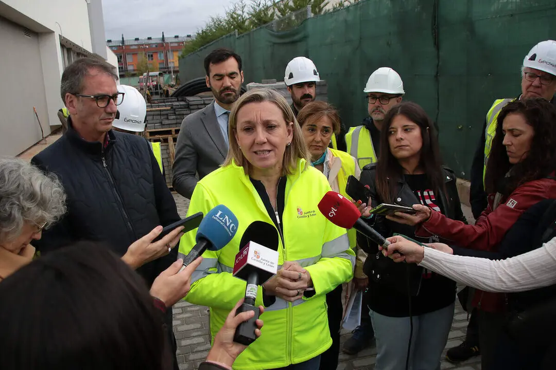 La vicepresidenta de la Junta de Castilla y León y consejera de Familia e Igualdad de Oportunidades, Isabel Blanco, visita las obras de la Unidad de Valoración de León