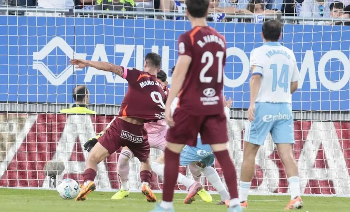 Momento en el que Manu Justo es 'cazado' por un jugador del Zaragoza.