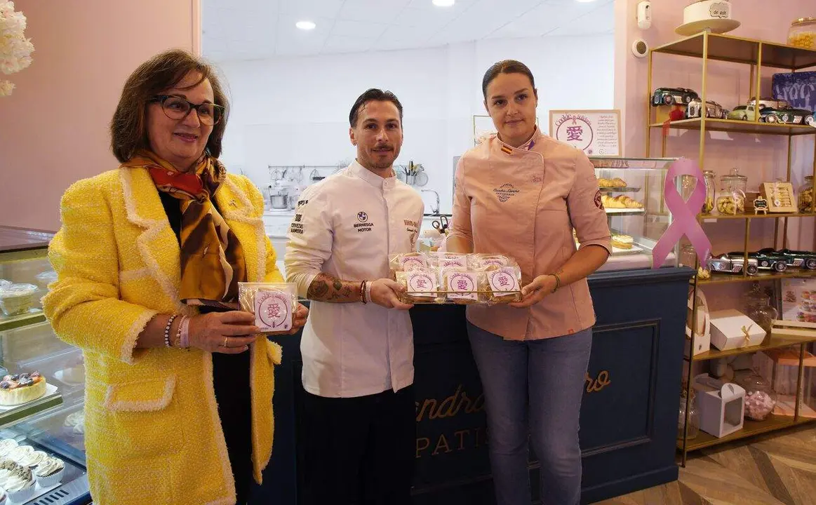 La pastelera jefe de Sandra Romero Patisserie, Sandra Romero (D), junto al cocinero del MUNA Restaurante con Estrella Michelín, Samuel Naveira, y la presidenta de la Asociación Española Contra el Cáncer en Ponferrada, Mari Ángeles Martín (I), durante la presentación de la campaña ‘La cookie solidaria’