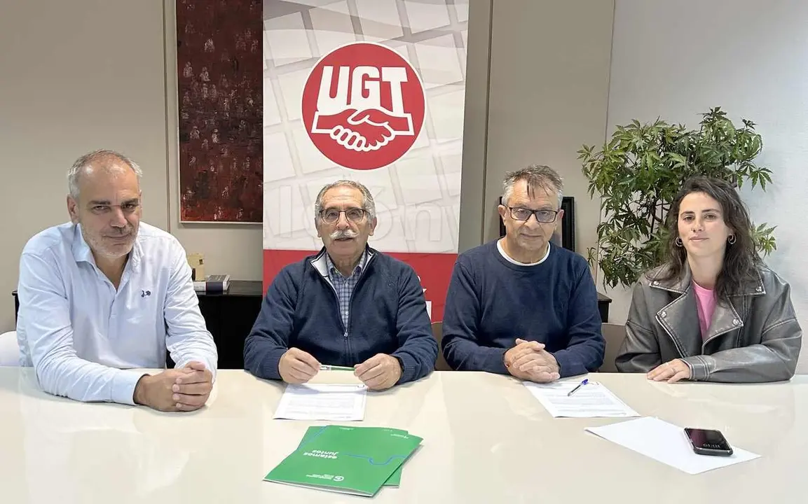 Representantes de la asociación y del sindicato tras la firma del acuerdo.