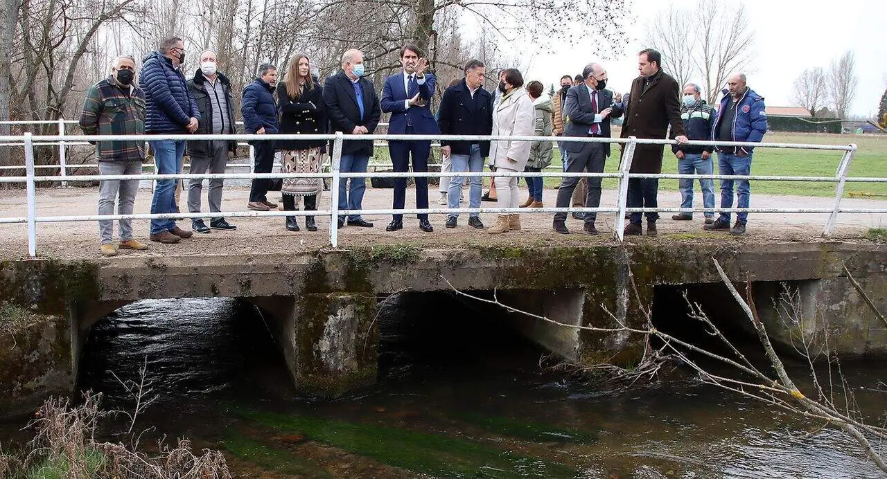 El consejero de Fomento y Medio Ambiente en funciones, Juan Carlos Suárez-Quiñones, visita la presa del Bernesga construida por la Junta en el municipio leonés de Sariegos. Foto: Peio García.