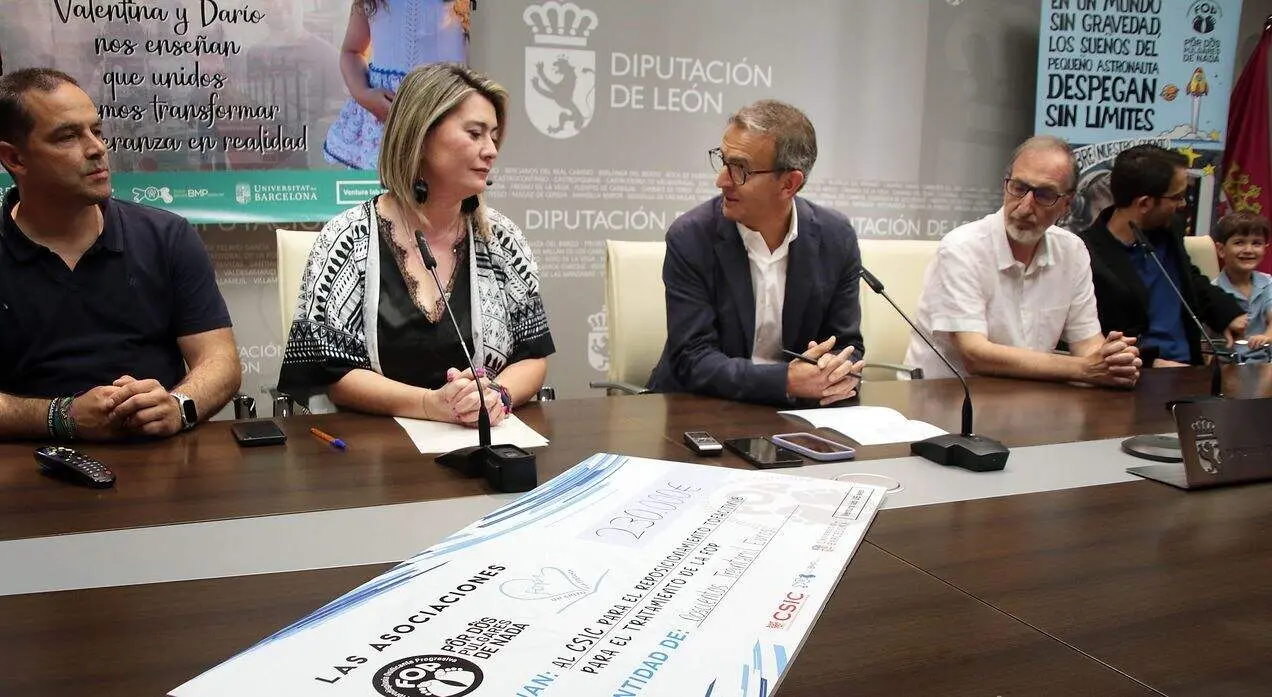 La presidenta de la asociación ‘Por dos pulgares de nada’, Beatriz de Haro, el investigador del Centro de Investigación Sanitaria del Principado de Asturias, Gonzalo Sánchez, y el catedrático de la catedrático de la Universitat de Barcelona, Francesc Ventura, presentan los avances en las investigaciones médicas sobre la Fibrodisplasia Osificante Progresiva junto al diputado Santiago Dorado