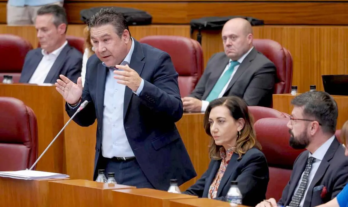 El portavoz de UPL, Luis Mariano Santos, durante una intervención en las Cortes.