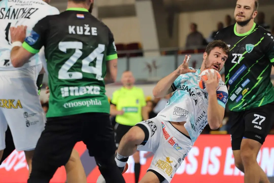 El Abanca Ademar, durante un partido en el Palacio de los Deportes. Fotos: Isaac Llamazares