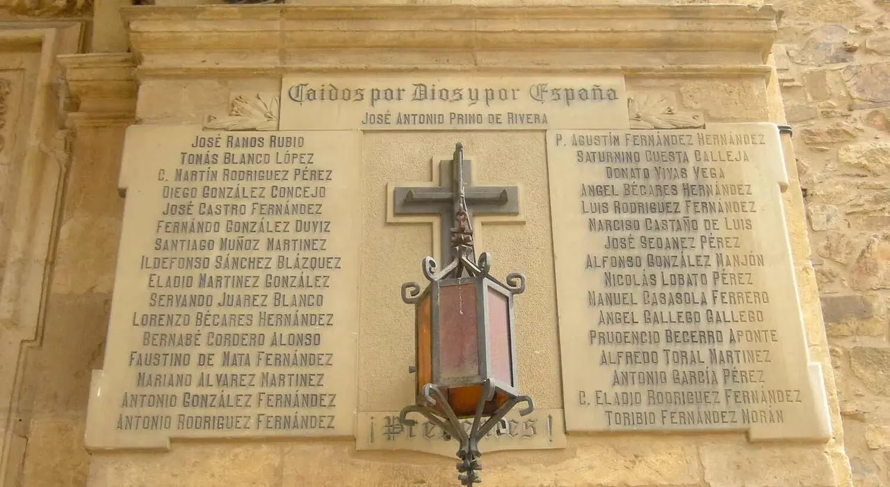 Símbolos franquistas en la localidad de La Bañeza.