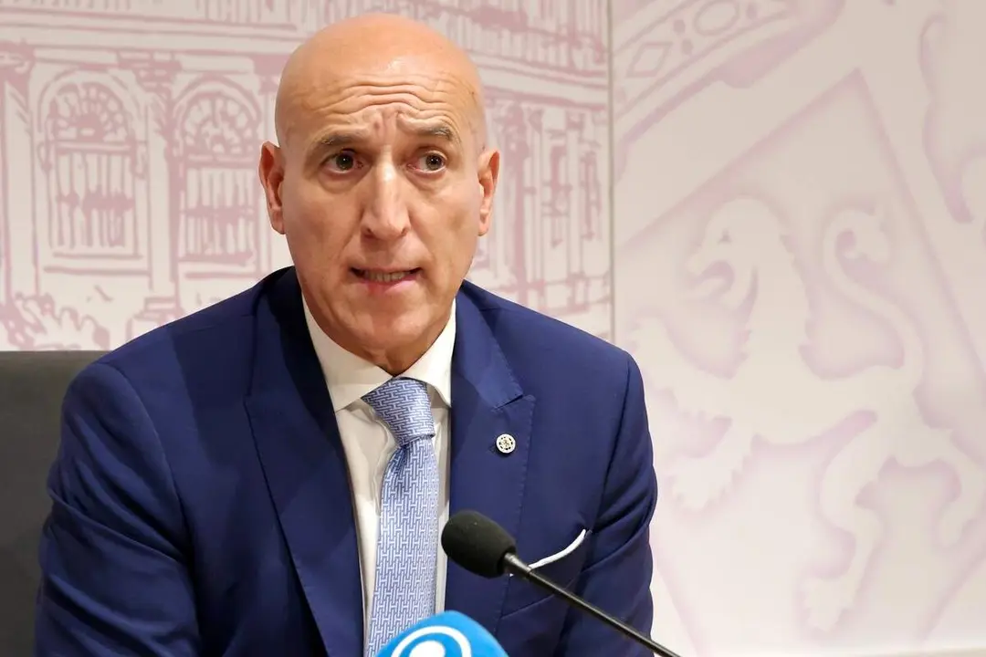 El alcalde de León, José Antonio Diez, presenta una actividad de la Cofradía de Nuestra Señora de las Angustias y Soledad de León junto a su abad, Abilio Guerrero