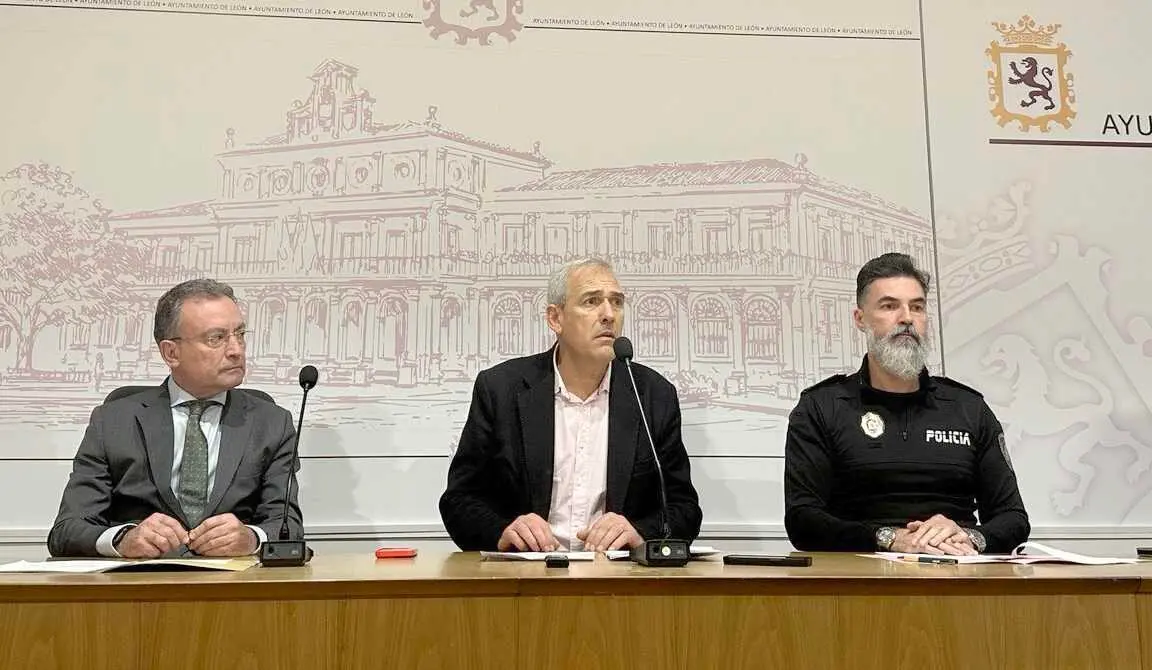 Fernando Salguero (Serfunle), Vicente Canuria, concejal delegado del área, y Miguel Ángel Llorente, intendente de la Policía Local, durante la rueda de prensa.