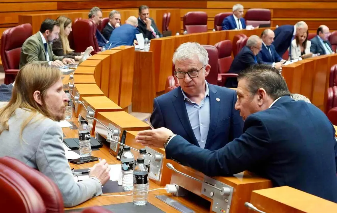 Pablo Fernández, Luis Mariano Santos y Ángel Ceña conversan en el Pleno de las Cortes.