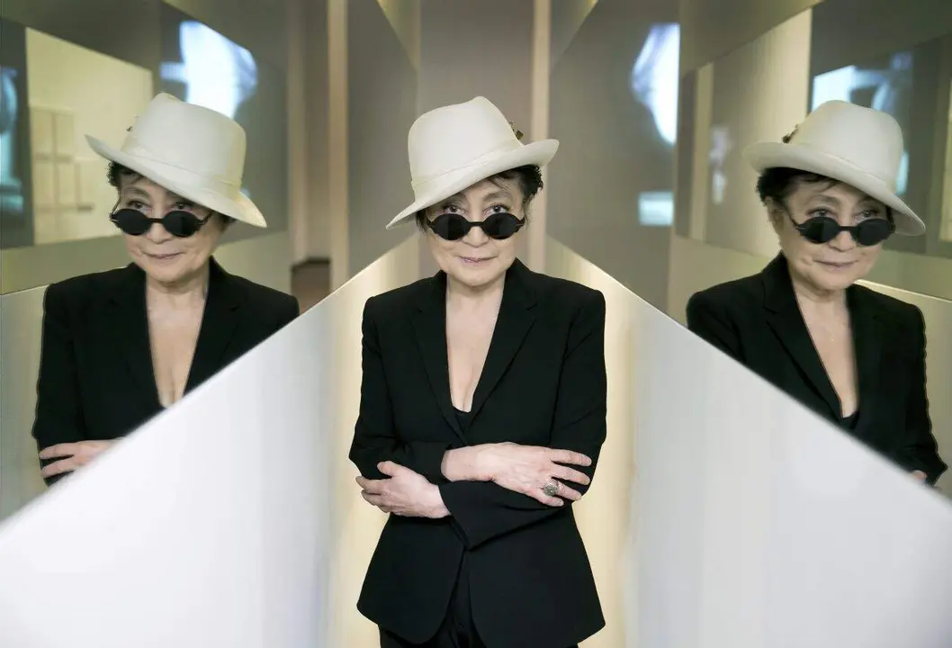 Yoko Ono con su instalación 'En Trance', 1997, en 'Yoko Ono: Half-a-Wind Show', Louisiana Museum of Art, Humlebæk, Dinamarca, 2013. Fotografía de Bjarke Ørsted. © Yoko Ono.