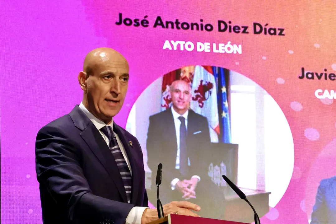 El alcalde de León, José Antonio Diez, participa en la inauguración oficial de la cuarta edición del Congreso de E-Commerce, organizado por la Asociación Leonesa de Comercio Electrónico y la Cámara de Comercio de León