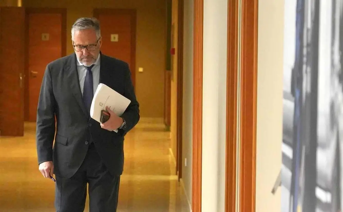 El presidente de las Cortes preside la reunión de la Mesa de las Cortes para abordar el anteproyecto de presupuesto para 2026 de la cámara autonómica y las instituciones propias.