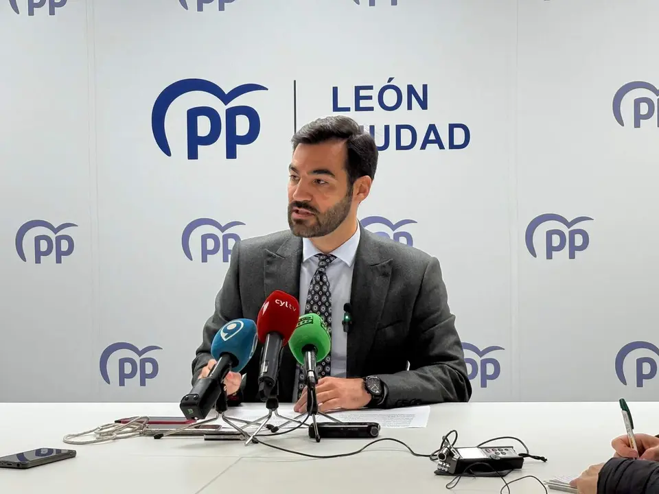 El portavoz del PP en el Ayuntamiento de León, David Fernández, este jueves en rueda de prensa.