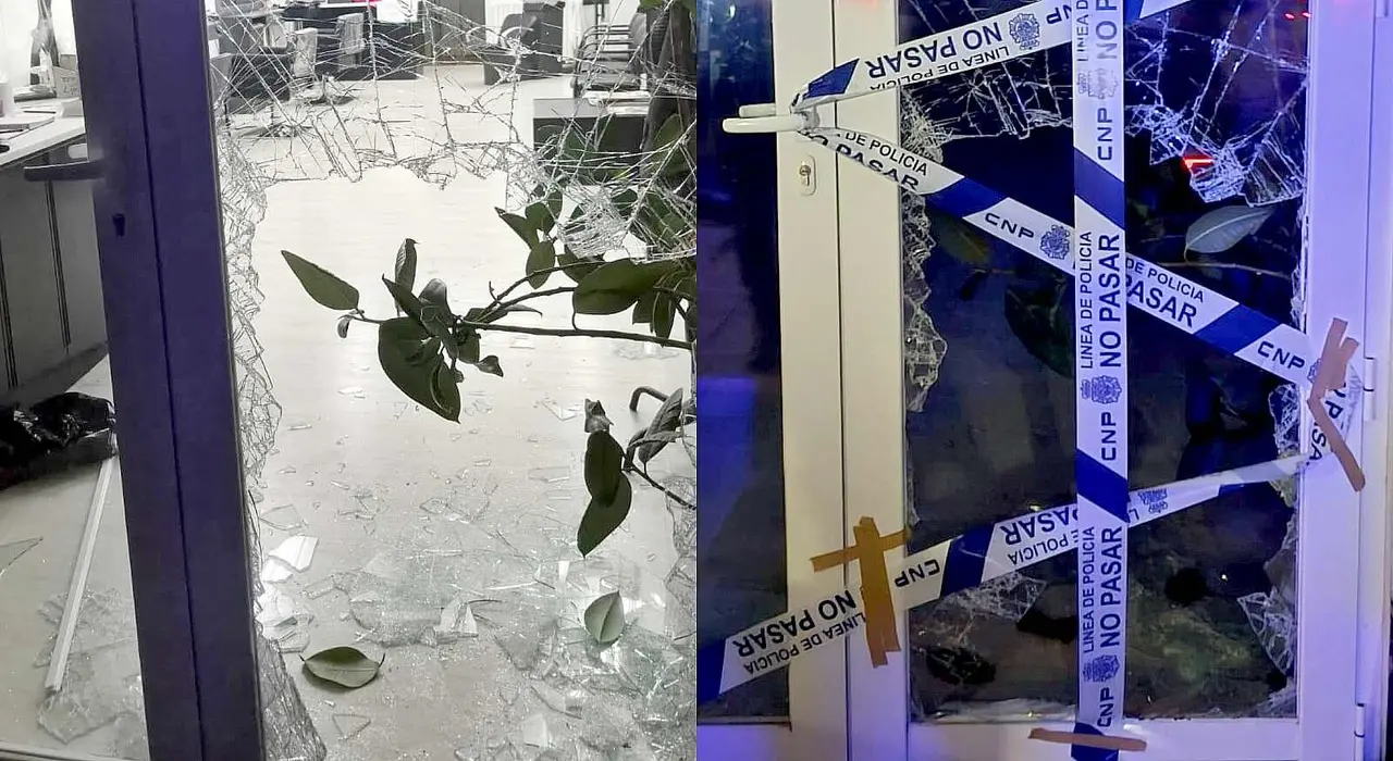 Imagen de la puerta fracturada por el ladrón así como del precinto policial en la misma.