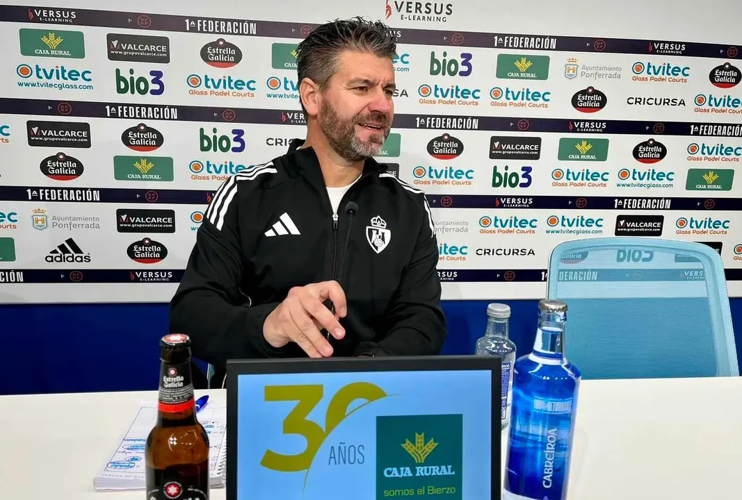Fernando Estévez, durante su rueda de prensa, cierra su ciclo en la Ponferradina.