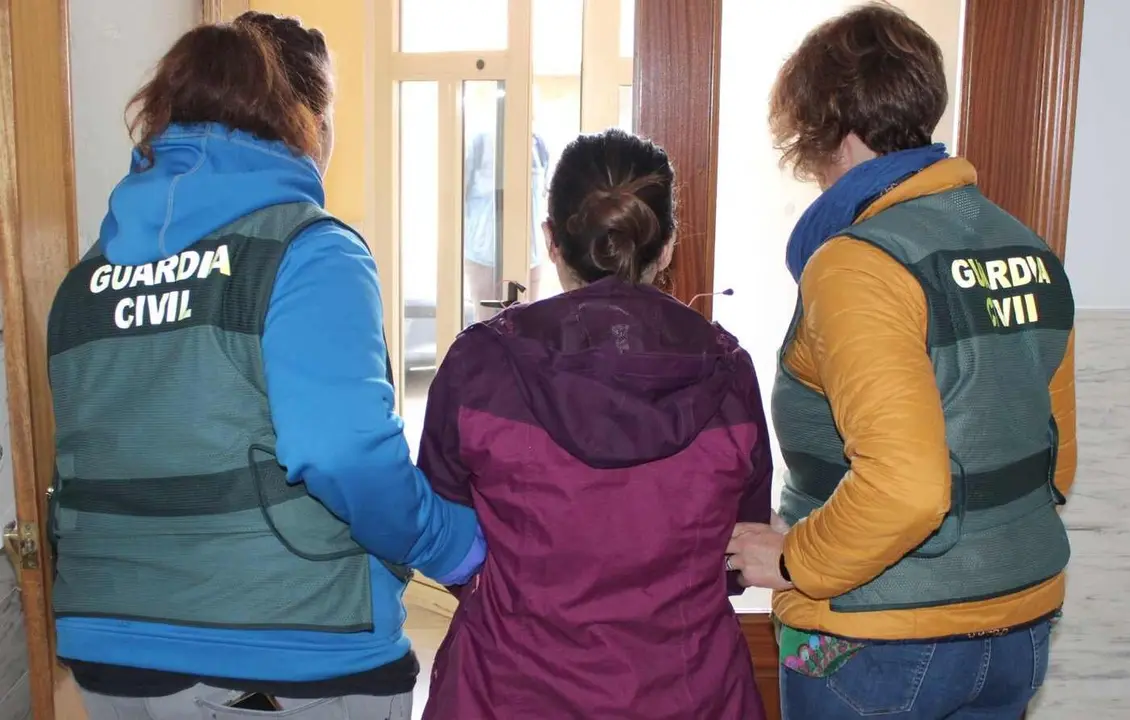 Momentos en el que agentes de la Guardia Civil proceden a la detención de la mujer.