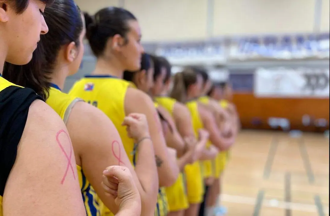 Las jugadoras del Embutidos Pajariel 6,25 se sumaron a la lucha contra el cáncer de mama el pasado fin de semana.