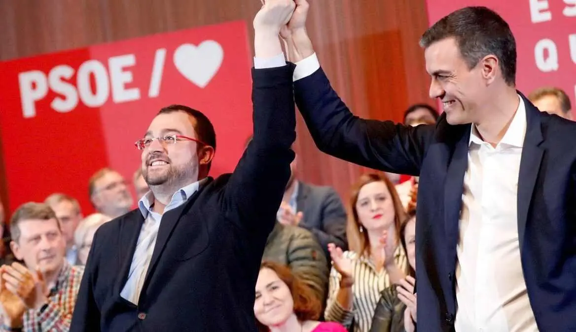 Adrián Barbón, junto a Pedro Sánchez, en un acto electoral del PSOE.