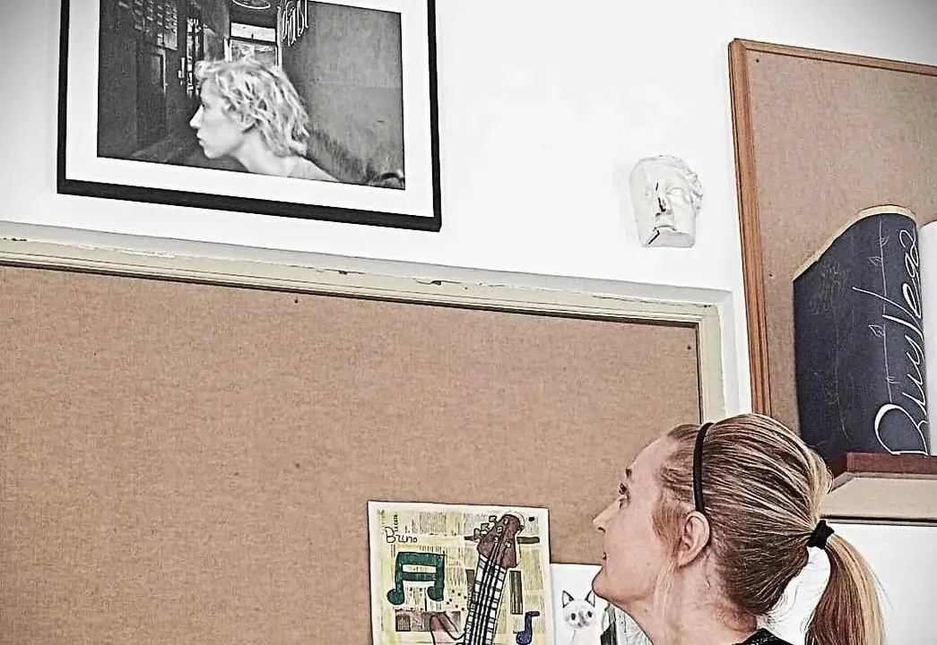 Carmen Coque, con una de sus obras.
