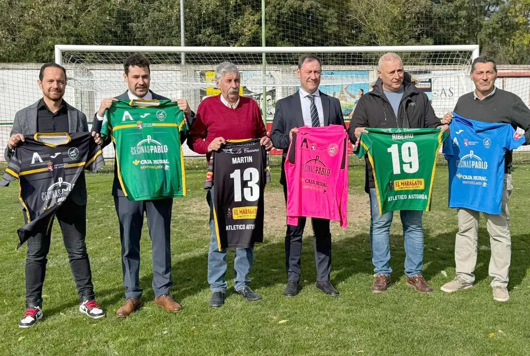 Imagen de las nuevas equipaciones del Atlético Astorga.