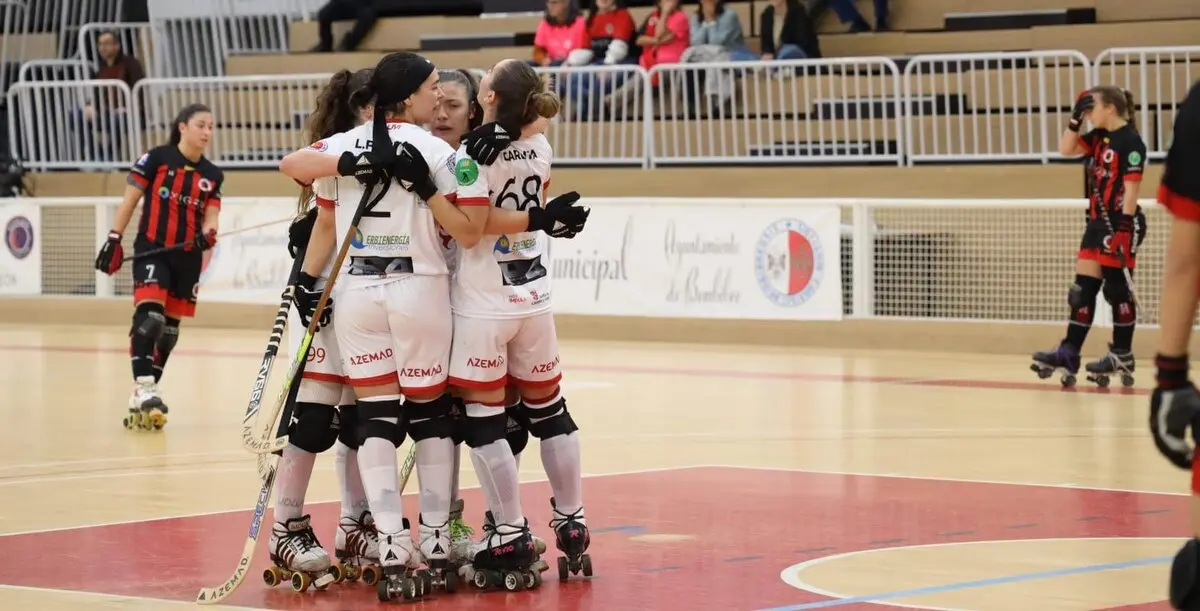 Las Jugadoras del Bembibre HC celebran la victoria ante el Sant Cugat.