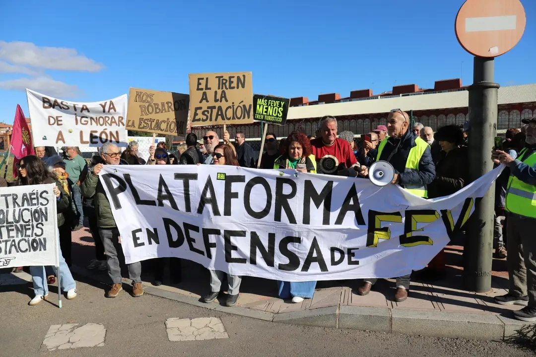 La plataforma en defensa de Feve durante una de sus acciones de protesta. Foto: Isaac Llamazares