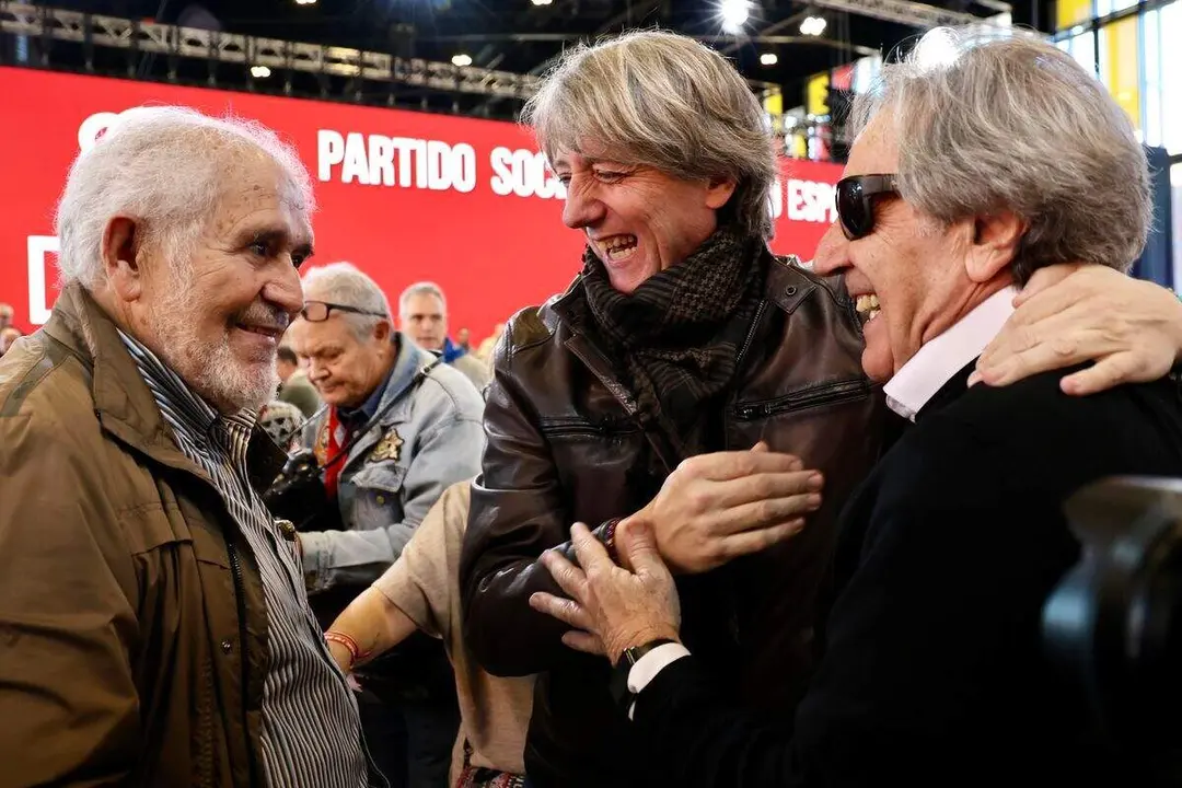 Los hist&oacute;ricos dirigentes socialistas Demetrio Madrid (izda) y &Aacute;ngel Villalba (dcha), arropan al candidato Carlos Mart&iacute;nez, durante el acto el PSOE en Le&oacute;n este domingo. Foto: Campillo