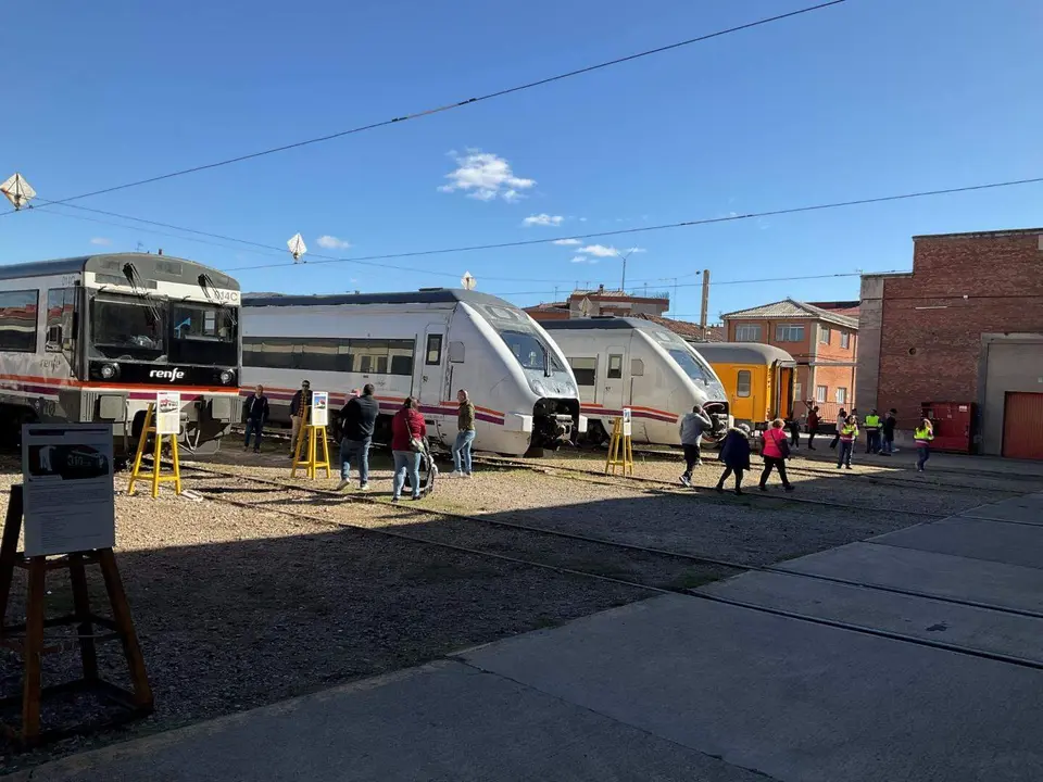 Renfe ha organizado una jornada de puertas abiertas este fin de semana en sus principales bases de mantenimiento (BM) en diferentes puntos del España. La BM de Material Motor en León ha recibido este domingo a unos 300 visitantes en una convocatoria que ha sido todo un éxito tras agotarse hace días las entradas para todos los turnos de visita. Foto: Renfe