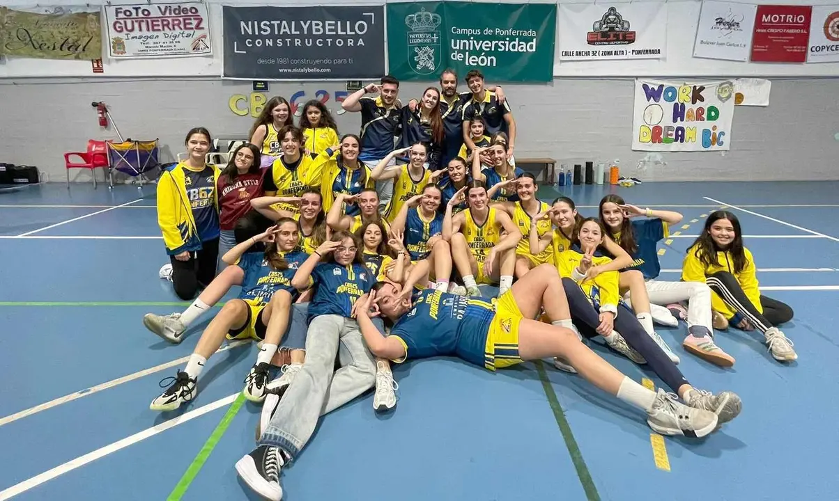 Las jugadoras de Embutidos Pajariel celebran la victoria (con remontada).