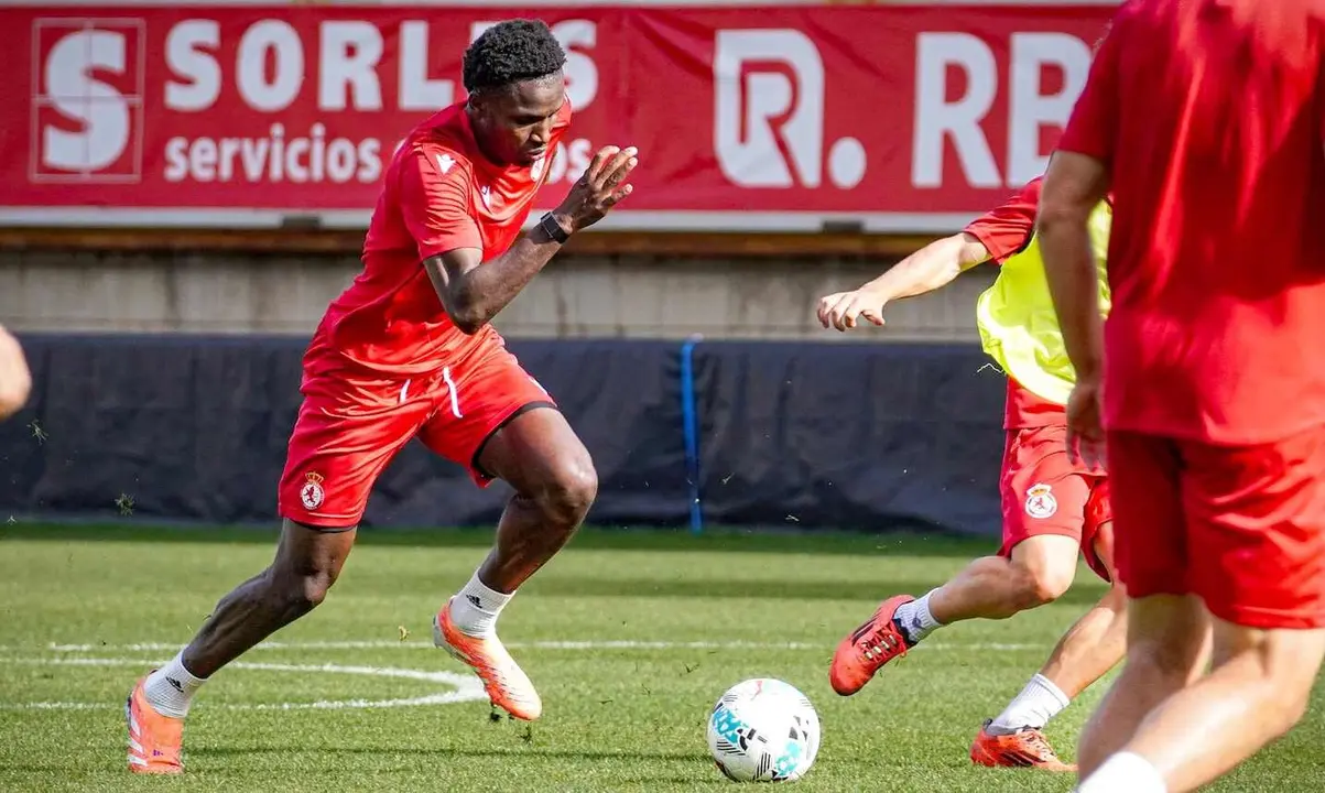 Diallo, durante un entrenamiento con la Cultural y Deportiva Leonesa.