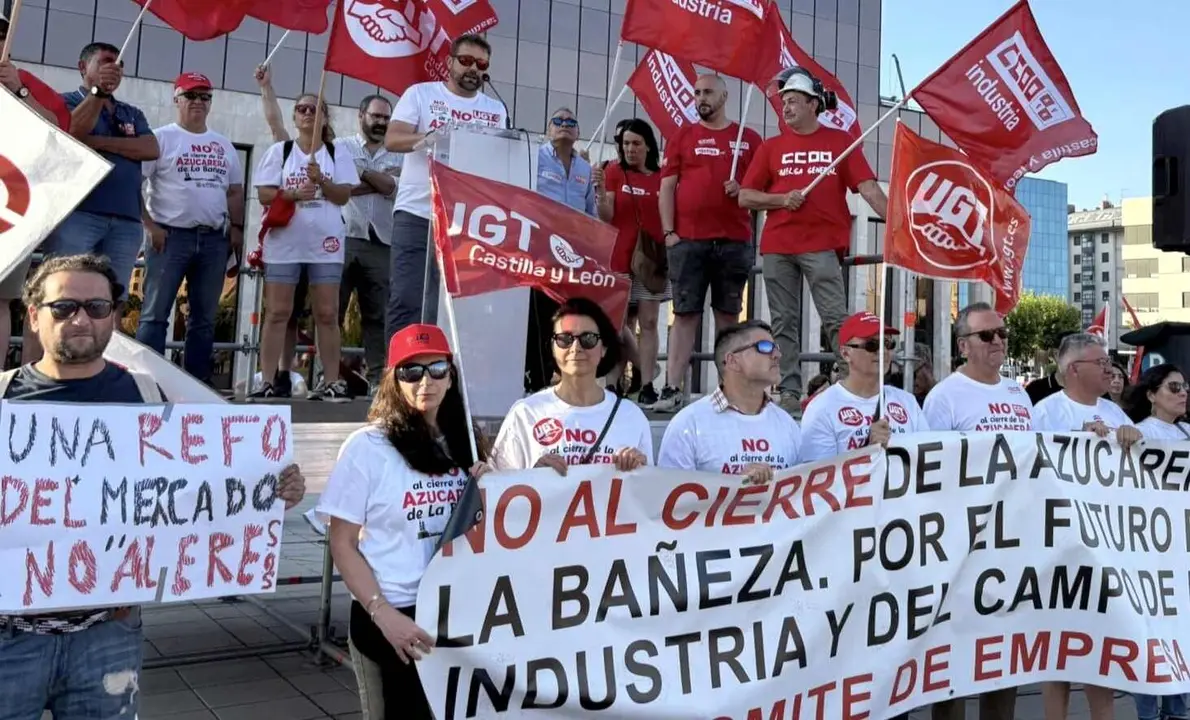 Imagen de una de las concentraciones realizadas para denunciar la situación de Azucarera en La Bañeza.
