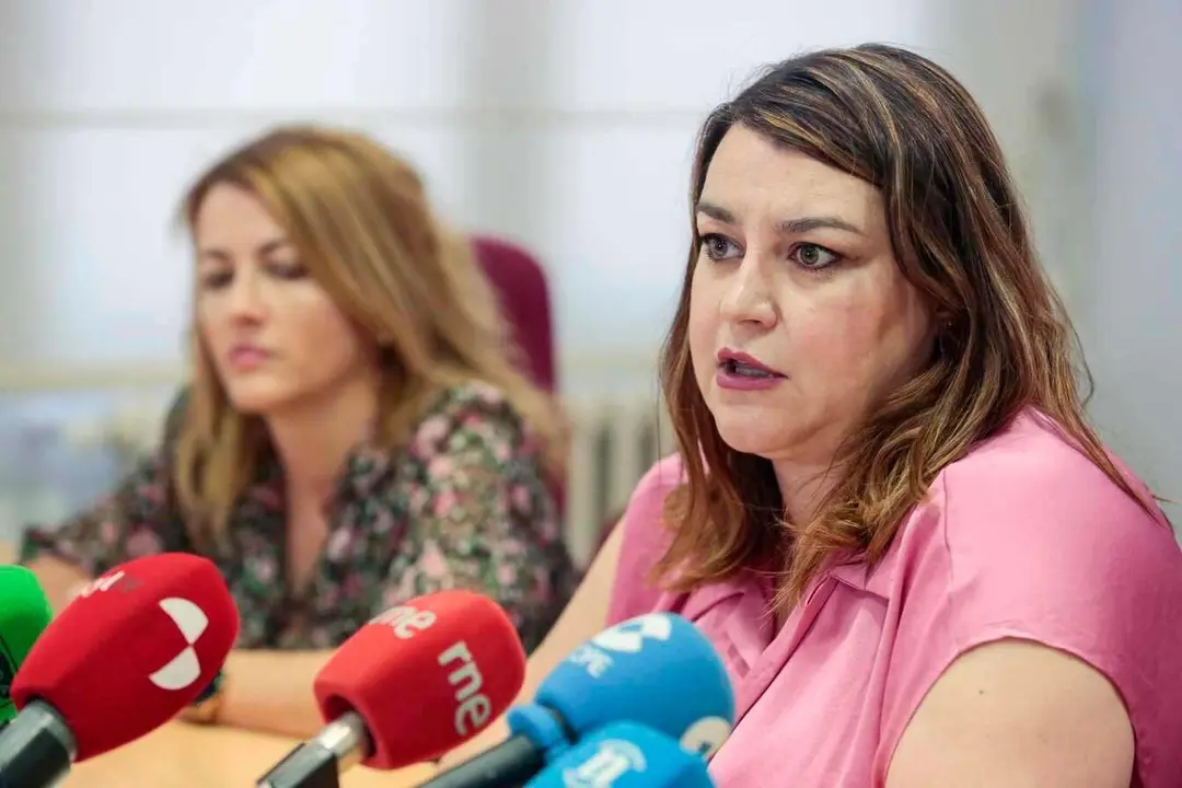 La secretaria de Educación de UPL, Sheila Fernández, durante una rueda de prensa.