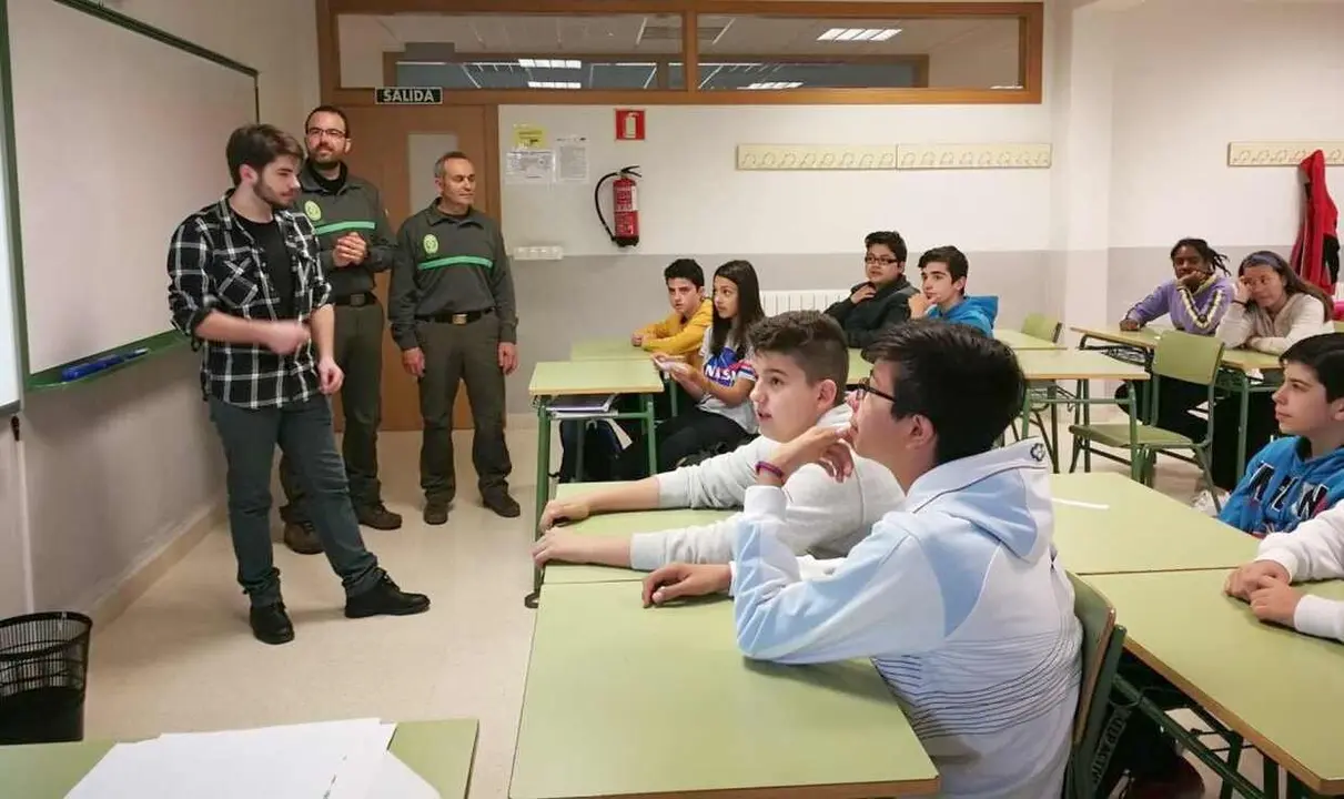 Imagen de una de las charlas impartidas a alumnos en su centro docente.
