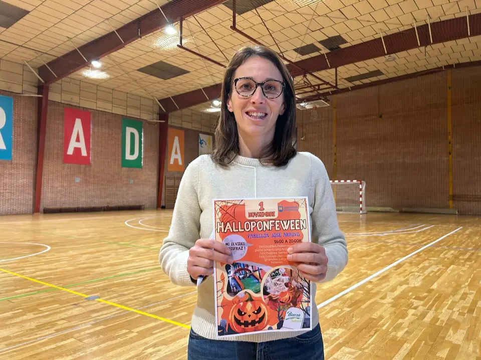 La edil Eva González presenta la fiesta de Halloween que se celebrará de forma gratuita en la tarde del próximo sábado 1 de noviembre en el Pabellón José Arroyo de Flores del Sil.